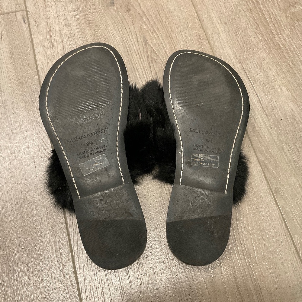 BERNARDO Miami Fur Thong Sandals Black Size 9 - Picture 6 of 7